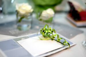Einladung zum Znacht: Was bringt man in der Schweiz als Gastgeschenk mit?